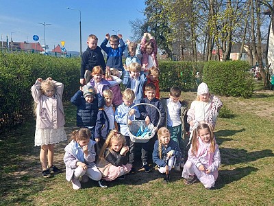 Grafika Gr.IV Wielkanocne śniadanie oraz szukanie niespodzianek od zająca.